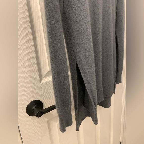 Like new dark grey CLUB MONACO 100% CASHMERE  TURTLE/MOCK NECK SWEATER - Picture 4 of 6